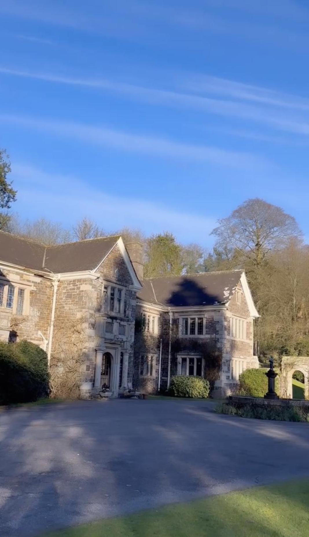 Отель Lewtrenchard Manor Экстерьер фото